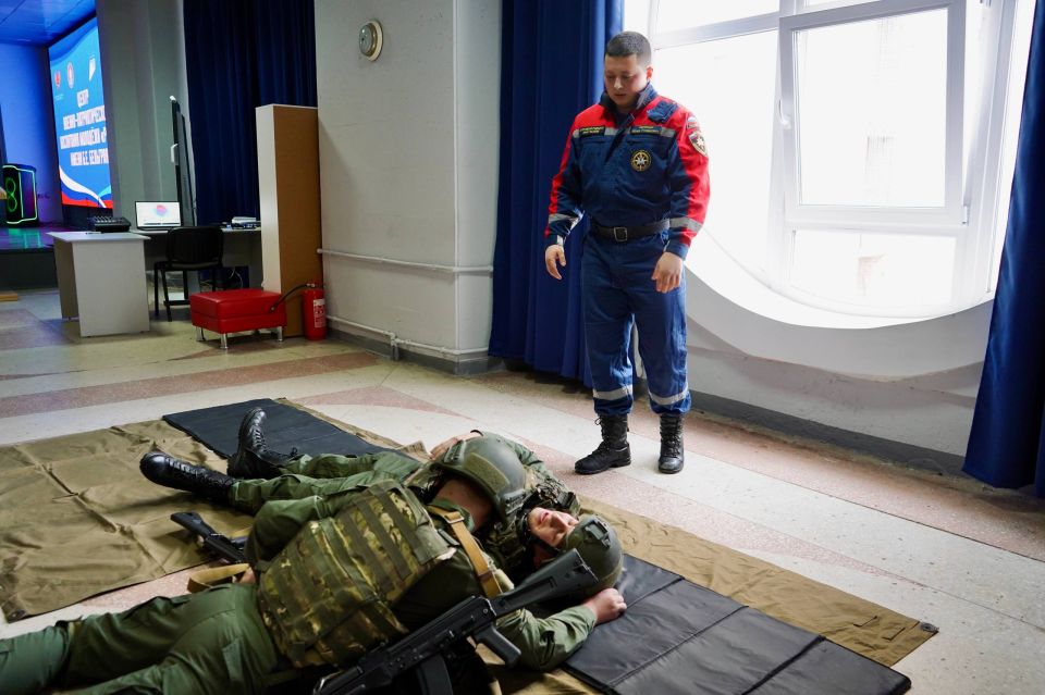 Продолжаем цикл занятий по подготовке к «Зарнице 2.0» Продолжаем цикл занятий по подготовке к «Зарнице 2.0»