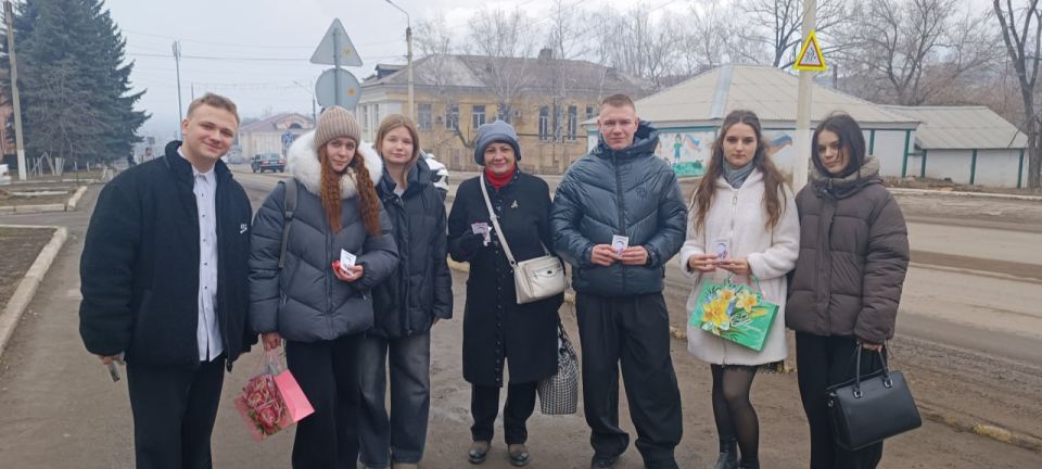 В преддверии Международного женского дня улицы Перевальска наполнились весенним настроением благодаря праздничной акции, организованной членами молодежного совета при Администрации Перевальского округа, совместно с... В преддверии Международного женского дня улицы Перевальска наполнились весенним настроением благодаря праздничной акции, организованной членами молодежного совета при Администрации Перевальского округа, совместно с...