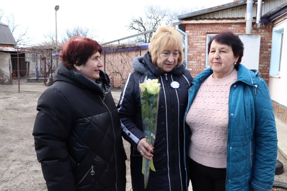 Единороссы Станицы Луганской поздравили с праздником 8 марта матерей погибших участников СВО Единороссы Станицы Луганской поздравили с праздником 8 марта матерей погибших участников СВО