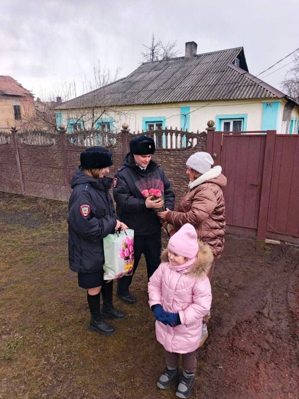 В преддверии Международного женского дня сотрудники отдела по вопросам миграции ОМВД России «Первомайский» навестили и поздравили супругу сотрудника полиции, погибшего при исполнении служебных обязанностей В преддверии Международного женского дня сотрудники отдела по вопросам миграции ОМВД России «Первомайский» навестили и поздравили супругу сотрудника полиции, погибшего при исполнении служебных обязанностей