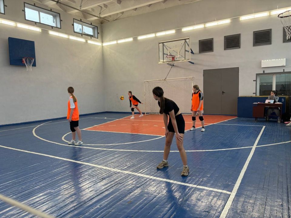 Международный женский день, и в Ровеньковской школе №3 решили отметить его по-спортивному! Международный женский день, и в Ровеньковской школе №3 решили отметить его по-спортивному!