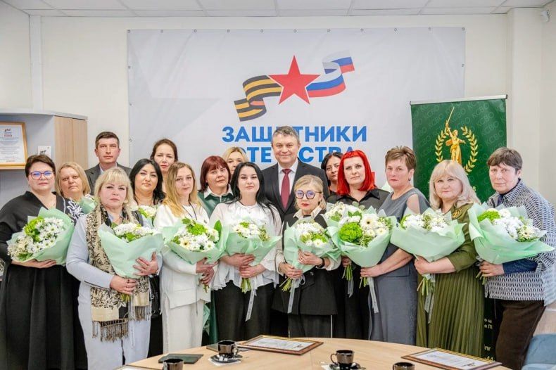 Глава ЛНР встретился с представительницами регионального штаба КСВО Глава ЛНР встретился с представительницами регионального штаба КСВО