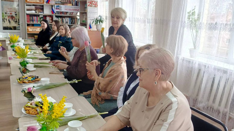 Единороссы Славяносербщины поздравили представительниц разных профессий с предстоящим Международным женским днём Единороссы Славяносербщины поздравили представительниц разных профессий с предстоящим Международным женским днём