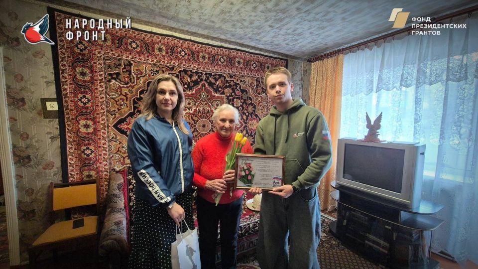 К 8 Марта актив Молодёжки НФ из Стаханова провел трогательную акцию, навестив семьи погибших героев К 8 Марта актив Молодёжки НФ из Стаханова провел трогательную акцию, навестив семьи погибших героев