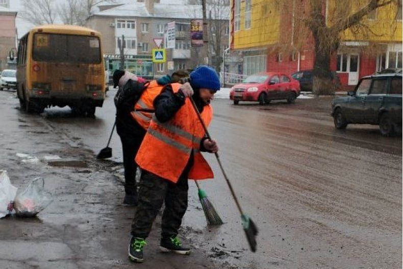 Работники МУП «Благоустройство» продолжают плановые работы по наведению санитарного порядка на территории Свердловска Работники МУП «Благоустройство» продолжают плановые работы по наведению санитарного порядка на территории Свердловска