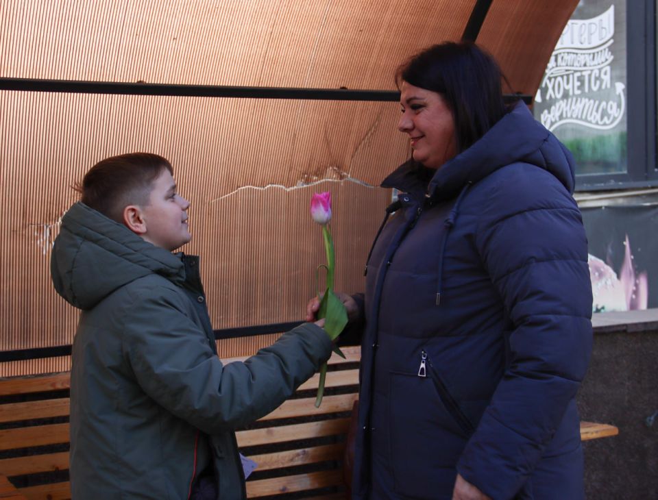 Весна в подарок. В пятницу, 6 марта, в преддверии Международного женского дня активисты Луганского местного отделения партии «Единая Россия» провели в центре города праздничную акцию Весна в подарок. В пятницу, 6 марта, в преддверии Международного женского дня активисты Луганского местного отделения партии «Единая Россия» провели в центре города праздничную акцию
