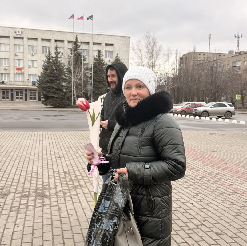 В Кировске, накануне Международного женского дня, центральная площадь Ленина наполнилась атмосферой праздника и весеннего настроения В Кировске, накануне Международного женского дня, центральная площадь Ленина наполнилась атмосферой праздника и весеннего настроения