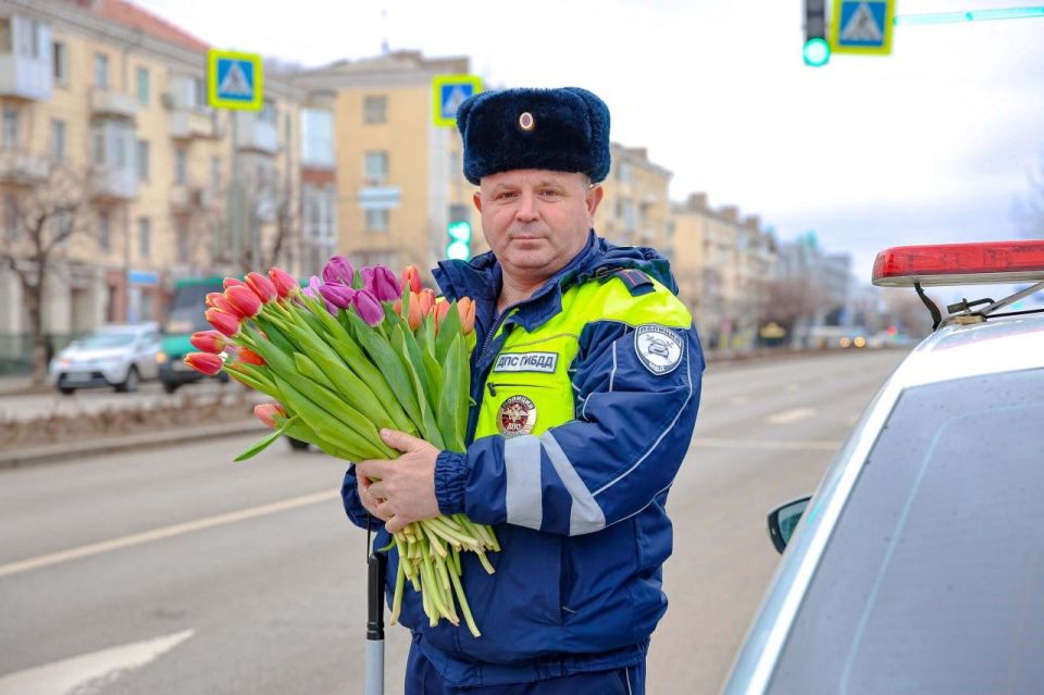 Сотрудники Госавтоинспеции ЛНР при поддержке Министерства молодежной политики в преддверии Международного женского дня поздравили женщин-водителей на дорогах Луганска с предстоящим праздником Сотрудники Госавтоинспеции ЛНР при поддержке Министерства молодежной политики в преддверии Международного женского дня поздравили женщин-водителей на дорогах Луганска с предстоящим праздником