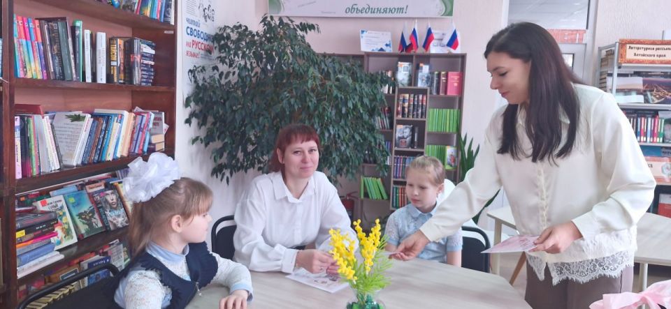 Весеннее тепло и семейные улыбки: в Славяносербской библиотеке отметили Международный женский день Весеннее тепло и семейные улыбки: в Славяносербской библиотеке отметили Международный женский день
