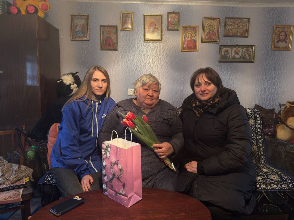 В Марковке единороссы поздравили матерей погибших участников СВО с наступающим 8 марта В Марковке единороссы поздравили матерей погибших участников СВО с наступающим 8 марта