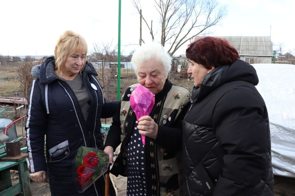 Единороссы Станицы Луганской поздравили с праздником 8 марта матерей погибших участников СВО Единороссы Станицы Луганской поздравили с праздником 8 марта матерей погибших участников СВО