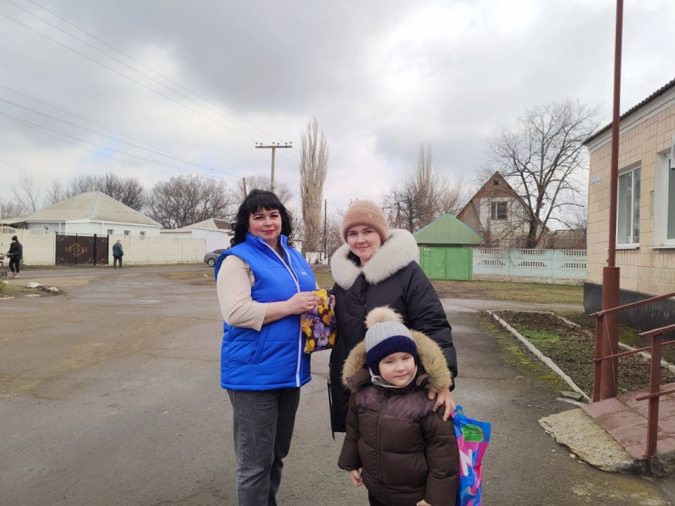 В преддверии Международного женского дня активисты ВПП «Единая Россия» поздравляли женщин на улицах села Верхнешевыревка В преддверии Международного женского дня активисты ВПП «Единая Россия» поздравляли женщин на улицах села Верхнешевыревка