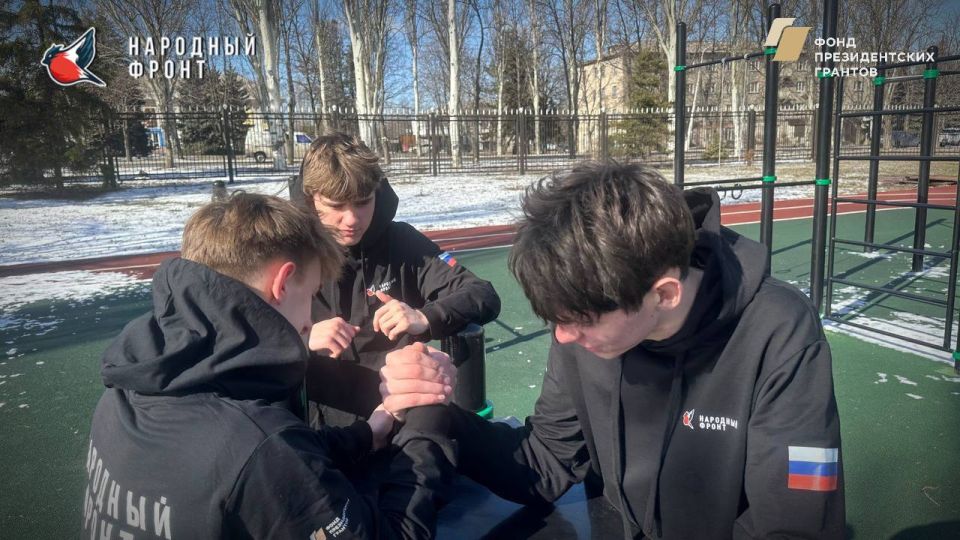 Молодёжка НФ из Стаханова провела разминку на местной спортплощадке! Ребята собрались, чтобы зарядиться энергией и настроиться на позитивный лад Молодёжка НФ из Стаханова провела разминку на местной спортплощадке! Ребята собрались, чтобы зарядиться энергией и настроиться на позитивный лад