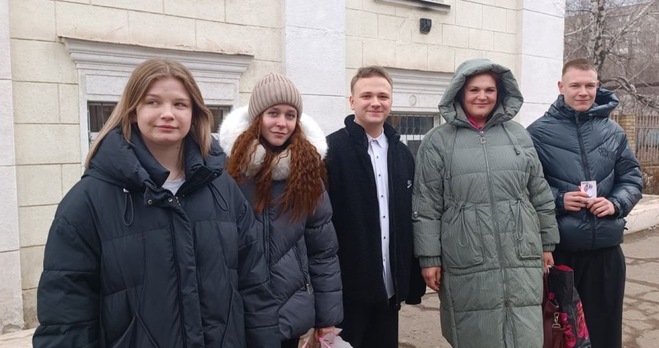 В преддверии Международного женского дня улицы Перевальска наполнились весенним настроением благодаря праздничной акции, организованной членами молодежного совета при Администрации Перевальского округа, совместно с... В преддверии Международного женского дня улицы Перевальска наполнились весенним настроением благодаря праздничной акции, организованной членами молодежного совета при Администрации Перевальского округа, совместно с...
