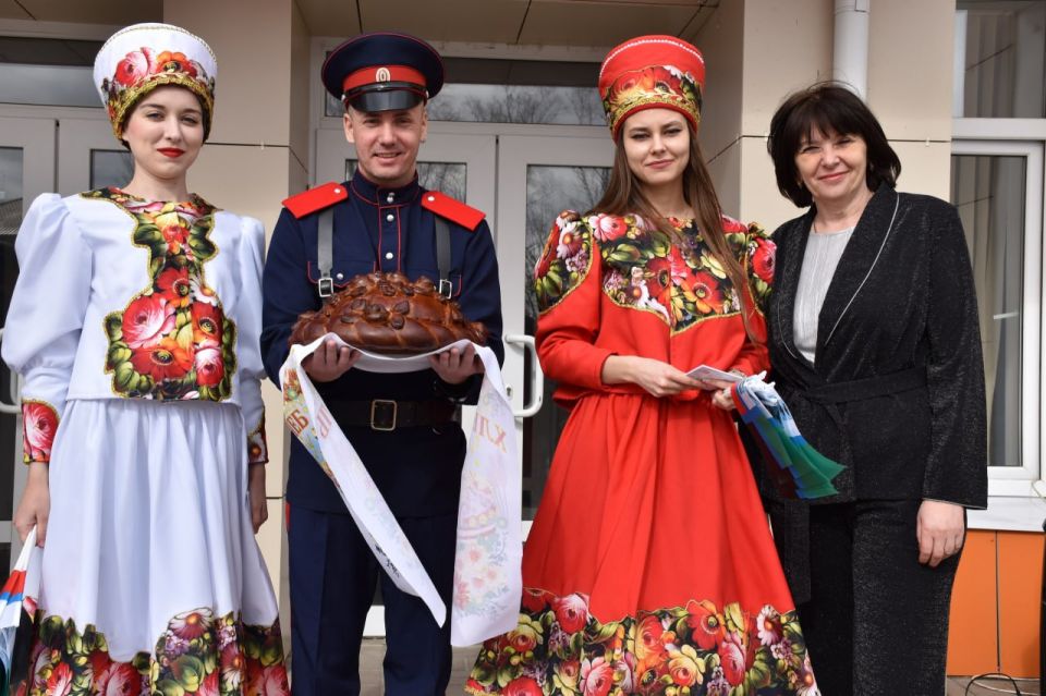 Артисты с Белокуракинского округа посетили п. Ровеньки Белгородской области для участия в открытии Года Единства народов России Артисты с Белокуракинского округа посетили п. Ровеньки Белгородской области для участия в открытии Года Единства народов России
