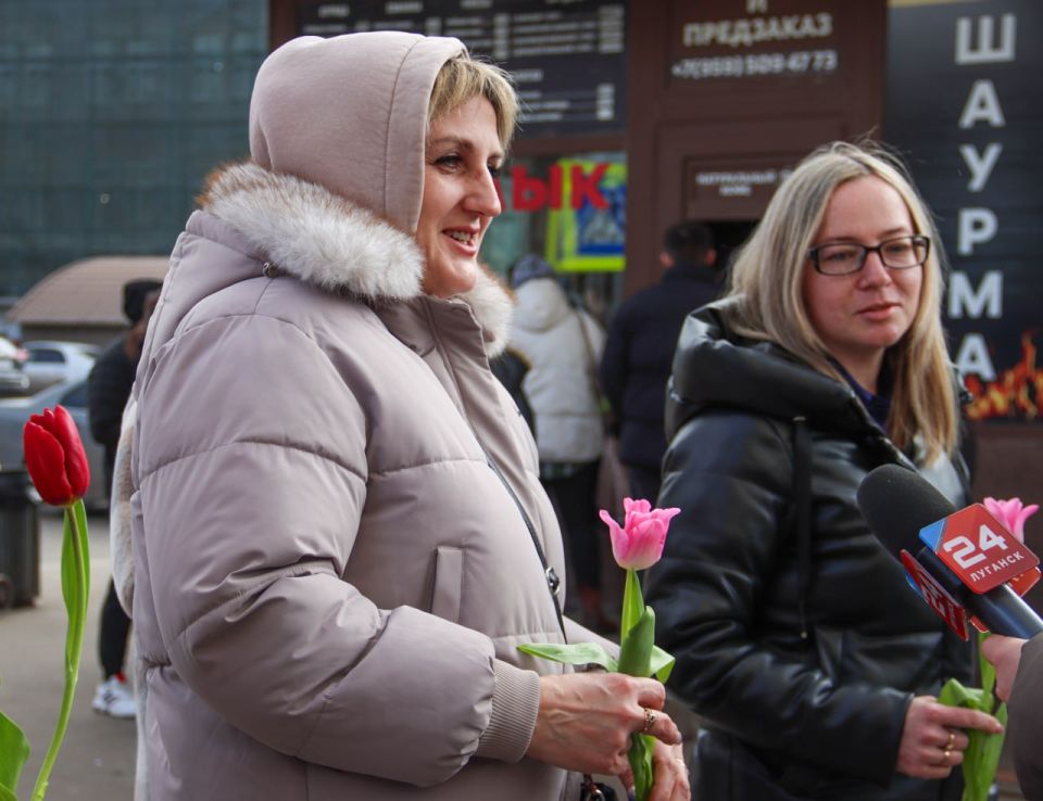 Константин Бутримов: Весна в подарок. В пятницу, 6 марта, в преддверии Международного женского дня активисты Луганского местного отделения партии «Единая Россия» провели в центре города праздничную акцию Константин Бутримов: Весна в подарок. В пятницу, 6 марта, в преддверии Международного женского дня активисты Луганского местного отделения партии «Единая Россия» провели в центре города праздничную акцию