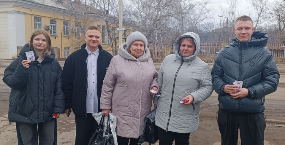 В преддверии Международного женского дня улицы Перевальска наполнились весенним настроением благодаря праздничной акции, организованной членами молодежного совета при Администрации Перевальского округа, совместно с... В преддверии Международного женского дня улицы Перевальска наполнились весенним настроением благодаря праздничной акции, организованной членами молодежного совета при Администрации Перевальского округа, совместно с...