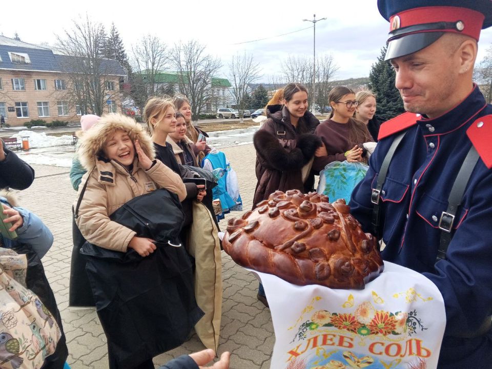 Артисты с Белокуракинского округа посетили п. Ровеньки Белгородской области для участия в открытии Года Единства народов России Артисты с Белокуракинского округа посетили п. Ровеньки Белгородской области для участия в открытии Года Единства народов России