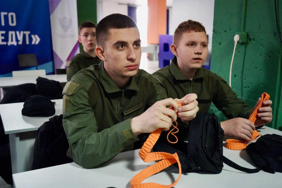 Продолжаем цикл занятий по подготовке к «Зарнице 2.0» Продолжаем цикл занятий по подготовке к «Зарнице 2.0»