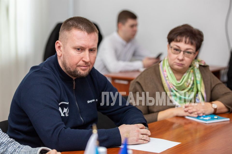 В преддверии главного весеннего праздника Председатель Народного Совета ЛНР Денис Мирошниченко встретился с женщинами – региональными руководителями некоммерческих организаций В преддверии главного весеннего праздника Председатель Народного Совета ЛНР Денис Мирошниченко встретился с женщинами – региональными руководителями некоммерческих организаций