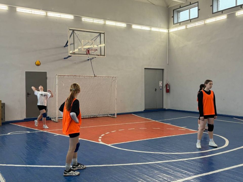 Международный женский день, и в Ровеньковской школе №3 решили отметить его по-спортивному! Международный женский день, и в Ровеньковской школе №3 решили отметить его по-спортивному!