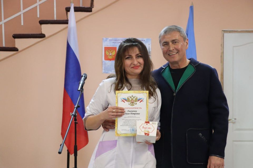 С наступающим праздником весны и красоты единороссы Северодонецка поздравили героинь в белых халатах С наступающим праздником весны и красоты единороссы Северодонецка поздравили героинь в белых халатах