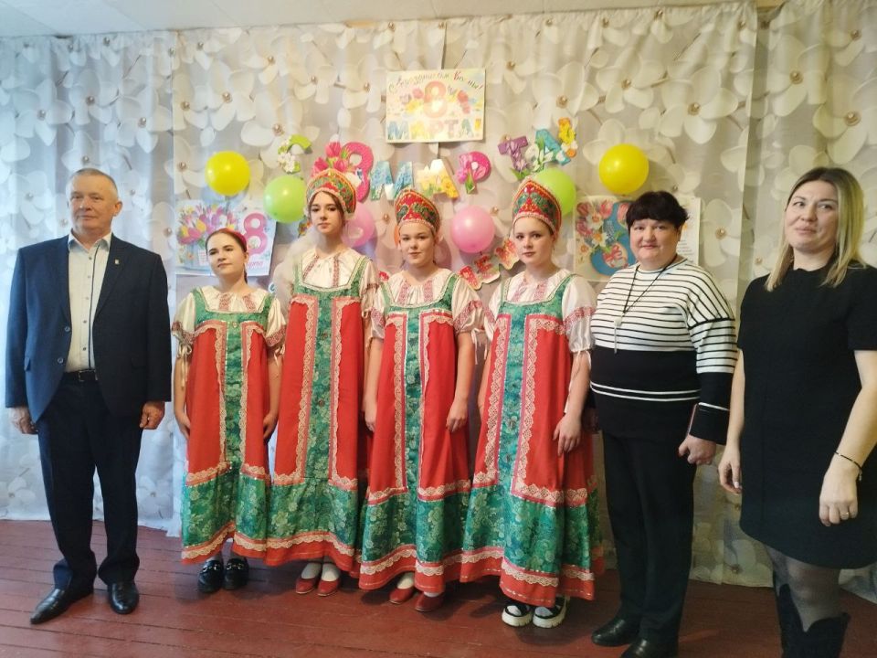 В поселке Краснодон активисты первичных отделений Партии «Единая Россия» организовали праздничные мероприятия, посвящённые Международному женскому дню В поселке Краснодон активисты первичных отделений Партии «Единая Россия» организовали праздничные мероприятия, посвящённые Международному женскому дню