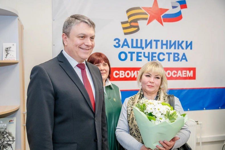 Глава ЛНР встретился с представительницами регионального штаба КСВО Глава ЛНР встретился с представительницами регионального штаба КСВО