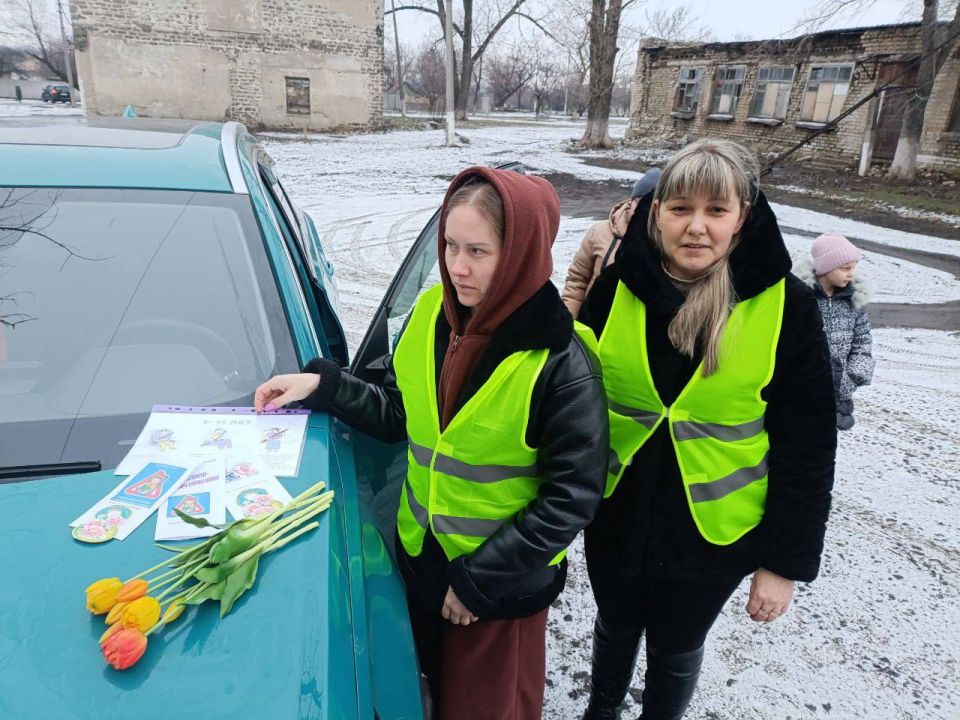 «Цветы для автоледи!». Утром 6 марта территория прилегающая к ГБОУ ЛНР «РШ № 8 им. С.В. Полуянова» превратилась в площадку для необычного праздничного Родительского патруля «Цветы для автоледи!». Утром 6 марта территория прилегающая к ГБОУ ЛНР «РШ № 8 им. С.В. Полуянова» превратилась в площадку для необычного праздничного Родительского патруля