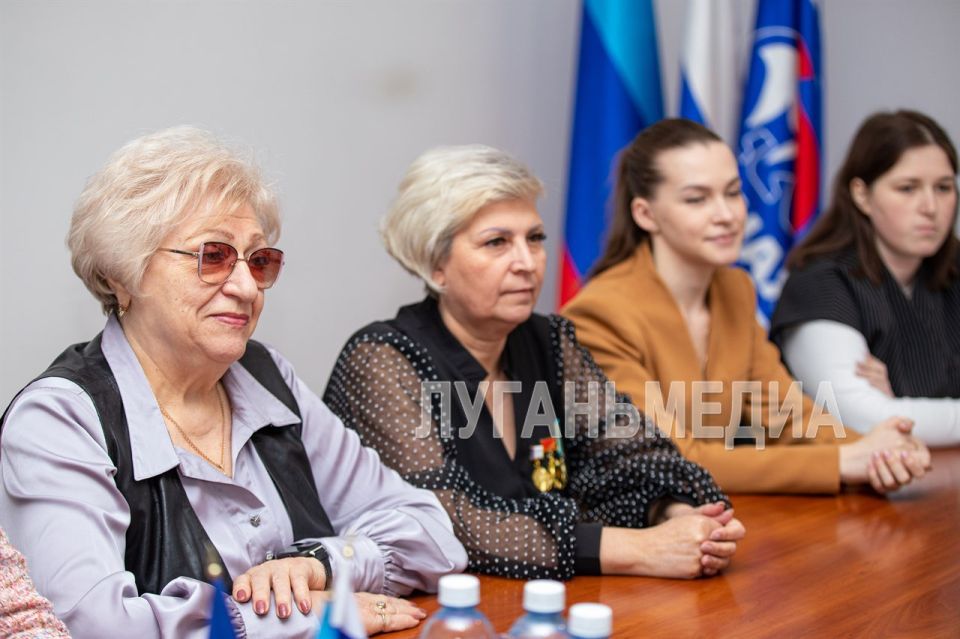 В преддверии главного весеннего праздника Председатель Народного Совета ЛНР Денис Мирошниченко встретился с женщинами – региональными руководителями некоммерческих организаций В преддверии главного весеннего праздника Председатель Народного Совета ЛНР Денис Мирошниченко встретился с женщинами – региональными руководителями некоммерческих организаций