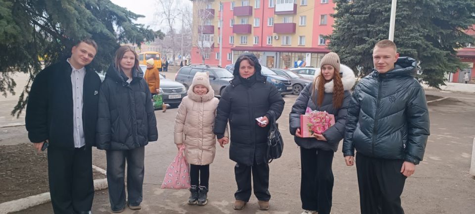В преддверии Международного женского дня улицы Перевальска наполнились весенним настроением благодаря праздничной акции, организованной членами молодежного совета при Администрации Перевальского округа, совместно с... В преддверии Международного женского дня улицы Перевальска наполнились весенним настроением благодаря праздничной акции, организованной членами молодежного совета при Администрации Перевальского округа, совместно с...