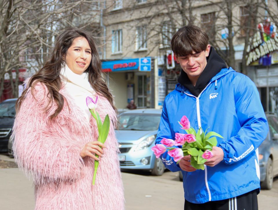 Константин Бутримов: Весна в подарок. В пятницу, 6 марта, в преддверии Международного женского дня активисты Луганского местного отделения партии «Единая Россия» провели в центре города праздничную акцию Константин Бутримов: Весна в подарок. В пятницу, 6 марта, в преддверии Международного женского дня активисты Луганского местного отделения партии «Единая Россия» провели в центре города праздничную акцию