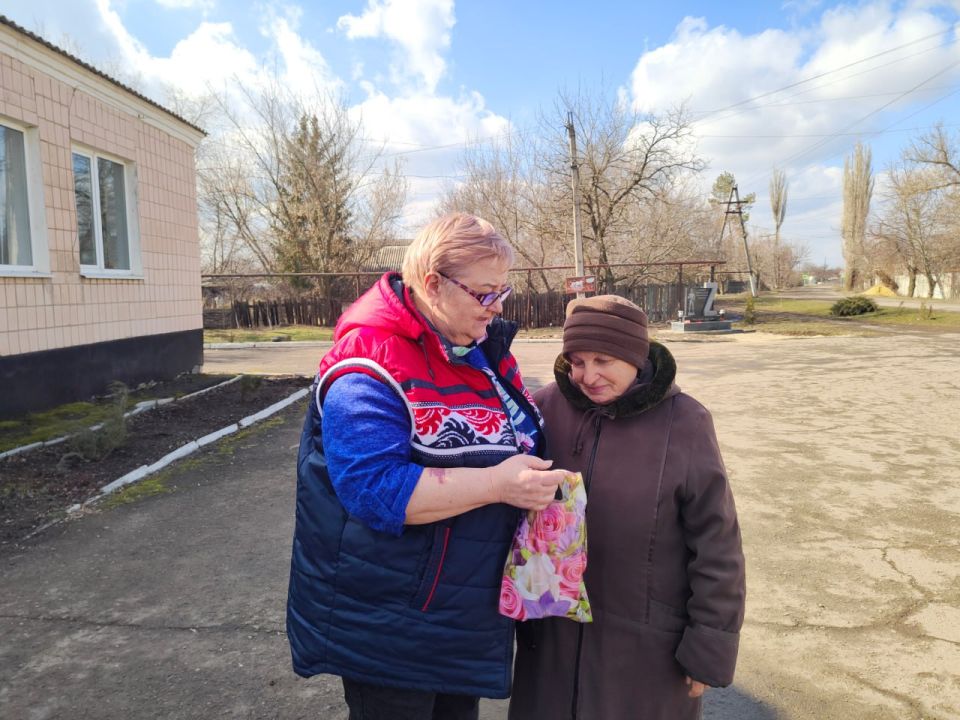 В преддверии Международного женского дня активисты ВПП «Единая Россия» поздравляли женщин на улицах села Верхнешевыревка В преддверии Международного женского дня активисты ВПП «Единая Россия» поздравляли женщин на улицах села Верхнешевыревка