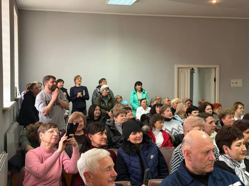 Единая Россия поздравила сотрудниц предприятия «Луганск-Нива» праздничным концертом Единая Россия поздравила сотрудниц предприятия «Луганск-Нива» праздничным концертом