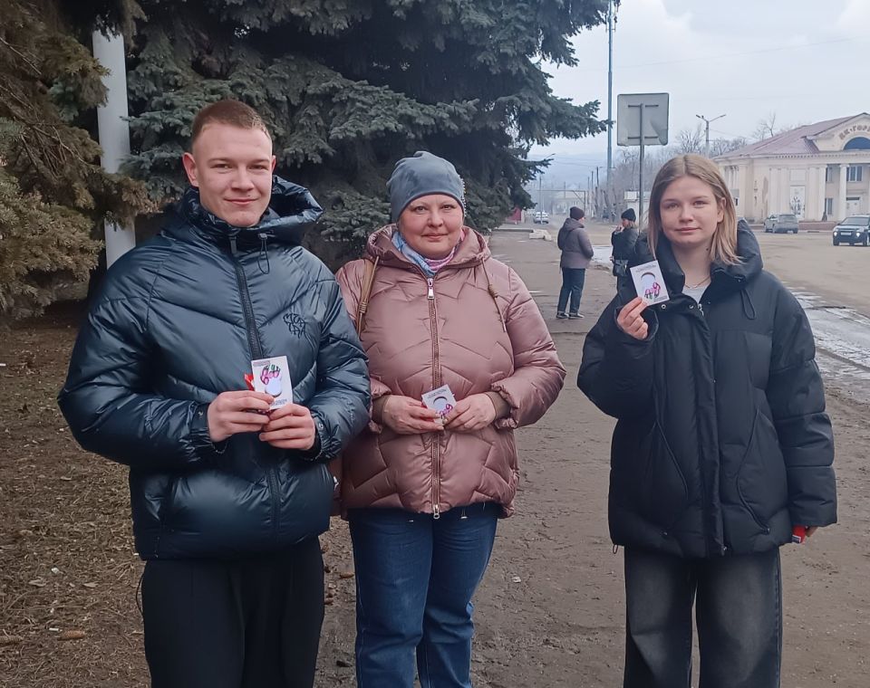 В преддверии Международного женского дня улицы Перевальска наполнились весенним настроением благодаря праздничной акции, организованной членами молодежного совета при Администрации Перевальского округа, совместно с... В преддверии Международного женского дня улицы Перевальска наполнились весенним настроением благодаря праздничной акции, организованной членами молодежного совета при Администрации Перевальского округа, совместно с...