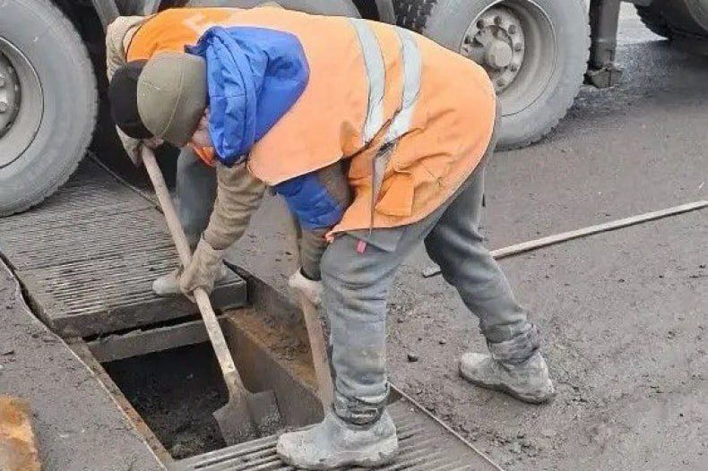 Работники МУП «Благоустройство» продолжают плановые работы по наведению санитарного порядка на территории Свердловска Работники МУП «Благоустройство» продолжают плановые работы по наведению санитарного порядка на территории Свердловска