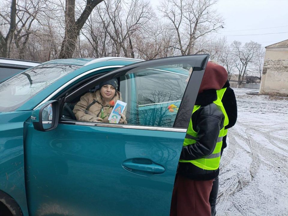 «Цветы для автоледи!». Утром 6 марта территория прилегающая к ГБОУ ЛНР «РШ № 8 им. С.В. Полуянова» превратилась в площадку для необычного праздничного Родительского патруля «Цветы для автоледи!». Утром 6 марта территория прилегающая к ГБОУ ЛНР «РШ № 8 им. С.В. Полуянова» превратилась в площадку для необычного праздничного Родительского патруля