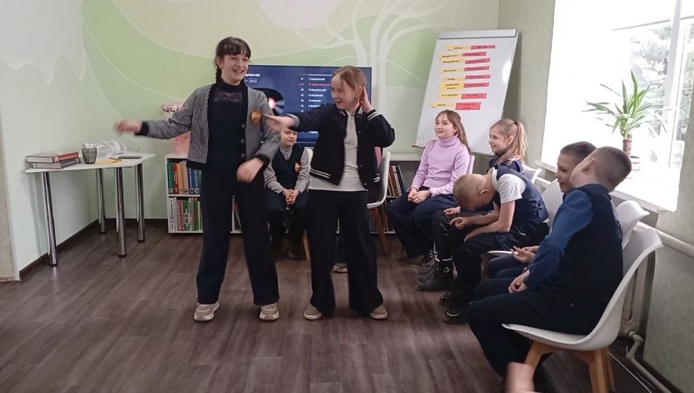 В Лутугинской Районной библиотеке для детей прошла игровая программа для учащихся Лутугинской средней школы №1 В Лутугинской Районной библиотеке для детей прошла игровая программа для учащихся Лутугинской средней школы №1