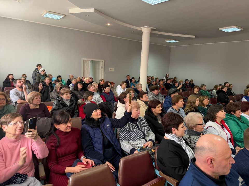 Единая Россия поздравила сотрудниц предприятия «Луганск-Нива» праздничным концертом Единая Россия поздравила сотрудниц предприятия «Луганск-Нива» праздничным концертом