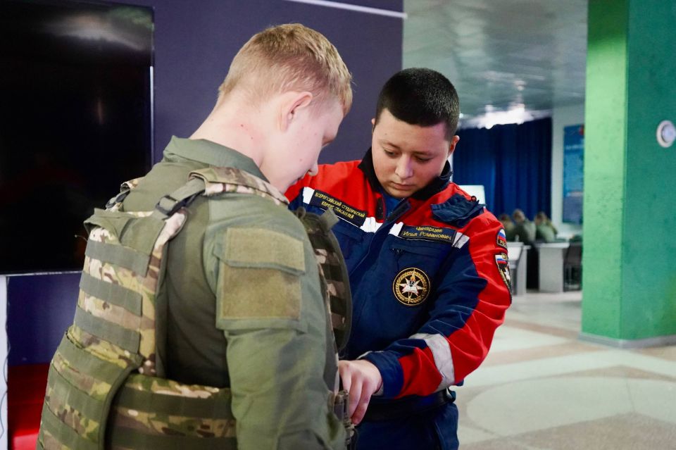 Продолжаем цикл занятий по подготовке к «Зарнице 2.0» Продолжаем цикл занятий по подготовке к «Зарнице 2.0»