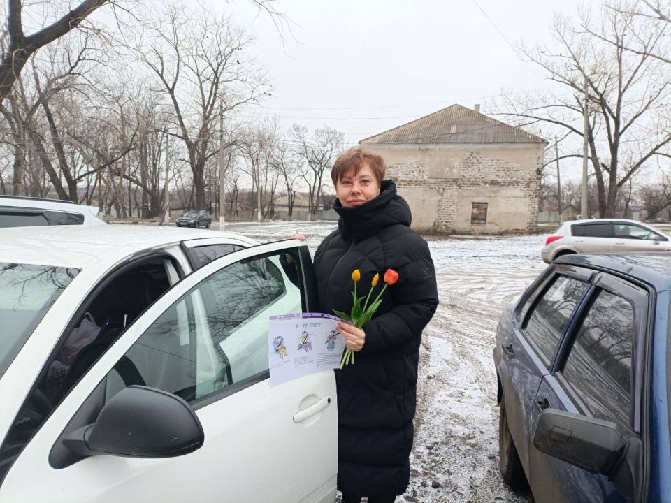 «Цветы для автоледи!». Утром 6 марта территория прилегающая к ГБОУ ЛНР «РШ № 8 им. С.В. Полуянова» превратилась в площадку для необычного праздничного Родительского патруля «Цветы для автоледи!». Утром 6 марта территория прилегающая к ГБОУ ЛНР «РШ № 8 им. С.В. Полуянова» превратилась в площадку для необычного праздничного Родительского патруля