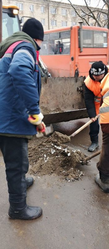 Работники МУП «Благоустройство» продолжают плановые работы по наведению санитарного порядка на территории Свердловска Работники МУП «Благоустройство» продолжают плановые работы по наведению санитарного порядка на территории Свердловска