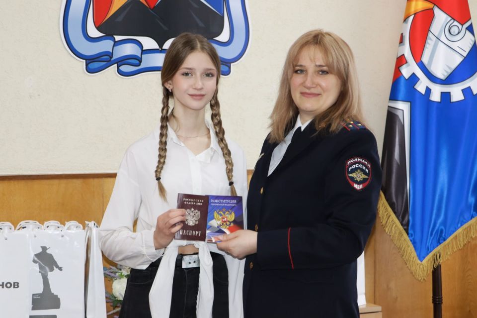 Наталия Жулинская: В преддверии Международного женского дня в рамках всероссийского проекта «Мы — граждане России!» вручили паспорта 24 юным жителям нашего округа Наталия Жулинская: В преддверии Международного женского дня в рамках всероссийского проекта «Мы — граждане России!» вручили паспорта 24 юным жителям нашего округа