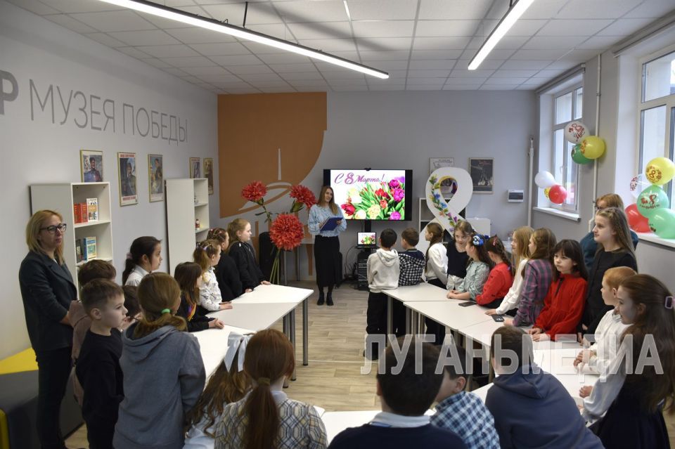 Мастер-класс по изготовлению поздравительных открыток состоялся в Детском центре Музея Победы в пгт Марковке Мастер-класс по изготовлению поздравительных открыток состоялся в Детском центре Музея Победы в пгт Марковке