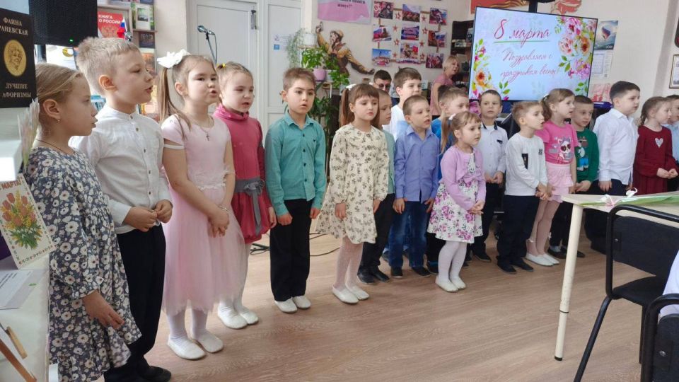 Единороссы Славяносербщины поздравили представительниц разных профессий с предстоящим Международным женским днём Единороссы Славяносербщины поздравили представительниц разных профессий с предстоящим Международным женским днём