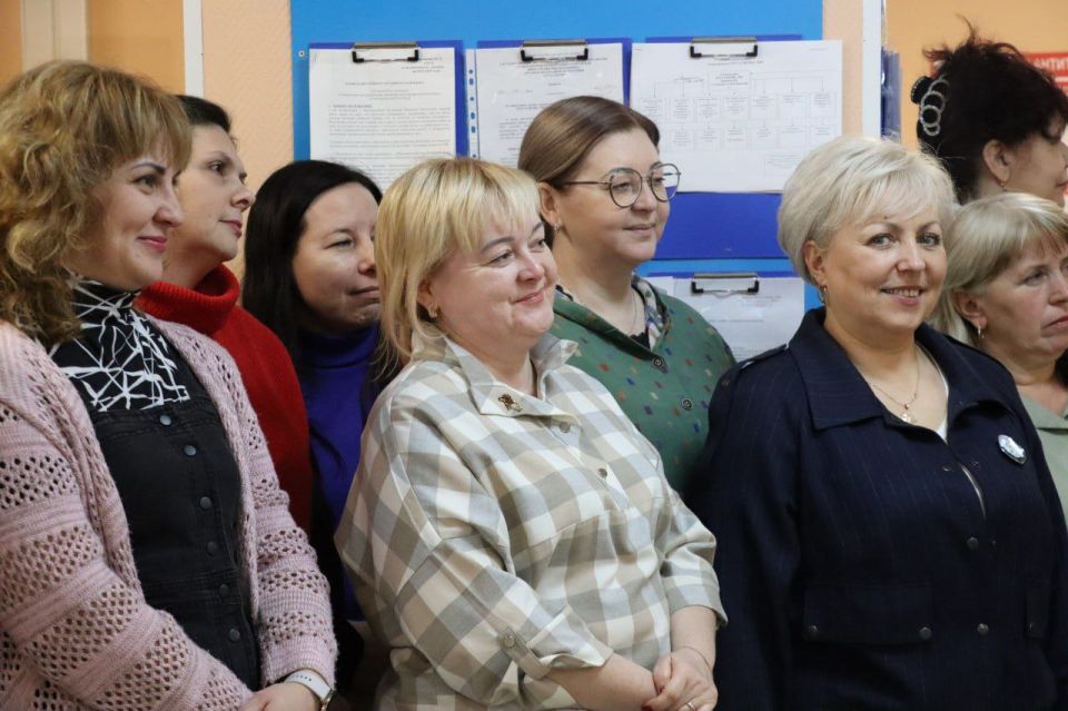 С наступающим праздником весны и красоты единороссы Северодонецка поздравили героинь в белых халатах С наступающим праздником весны и красоты единороссы Северодонецка поздравили героинь в белых халатах
