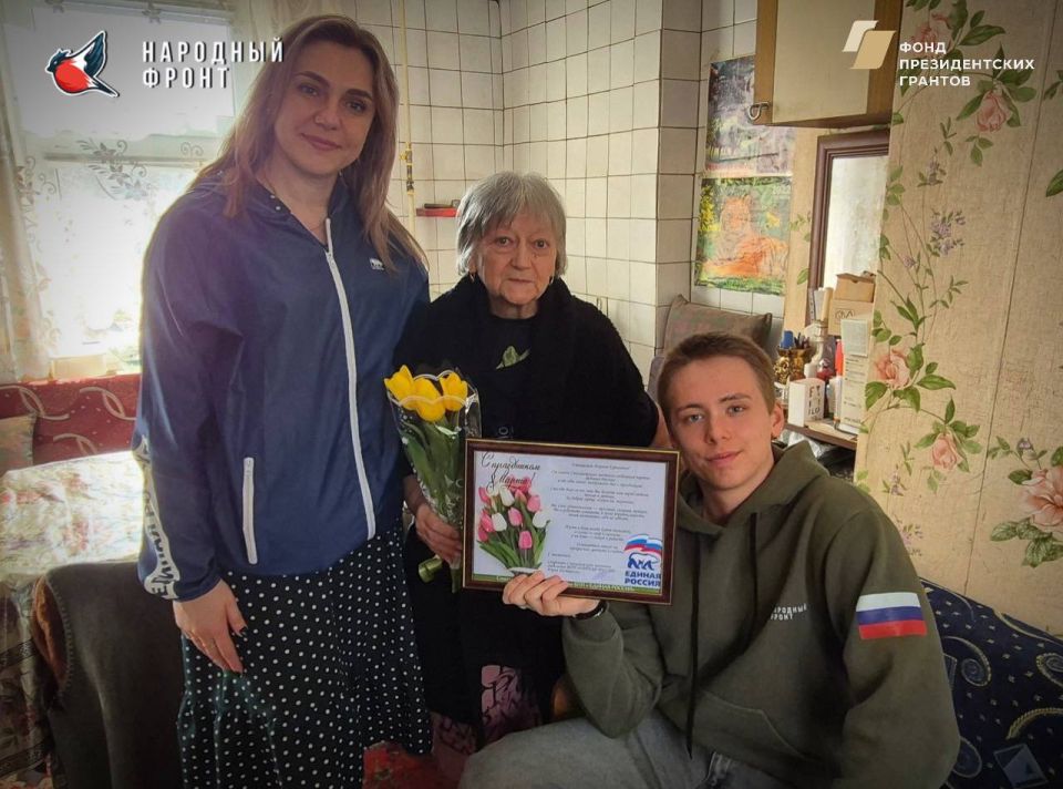 К 8 Марта актив Молодёжки НФ из Стаханова провел трогательную акцию, навестив семьи погибших героев К 8 Марта актив Молодёжки НФ из Стаханова провел трогательную акцию, навестив семьи погибших героев