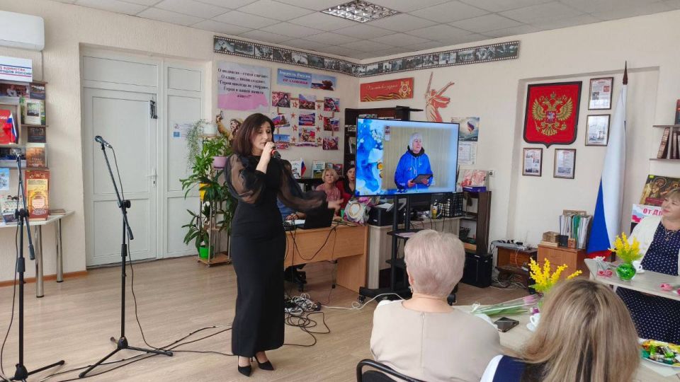 Единороссы Славяносербщины поздравили представительниц разных профессий с предстоящим Международным женским днём Единороссы Славяносербщины поздравили представительниц разных профессий с предстоящим Международным женским днём