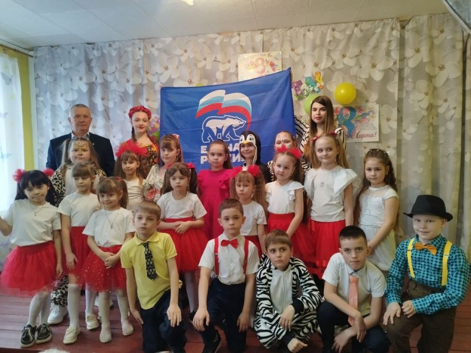 В поселке Краснодон активисты первичных отделений Партии «Единая Россия» организовали праздничные мероприятия, посвящённые Международному женскому дню В поселке Краснодон активисты первичных отделений Партии «Единая Россия» организовали праздничные мероприятия, посвящённые Международному женскому дню
