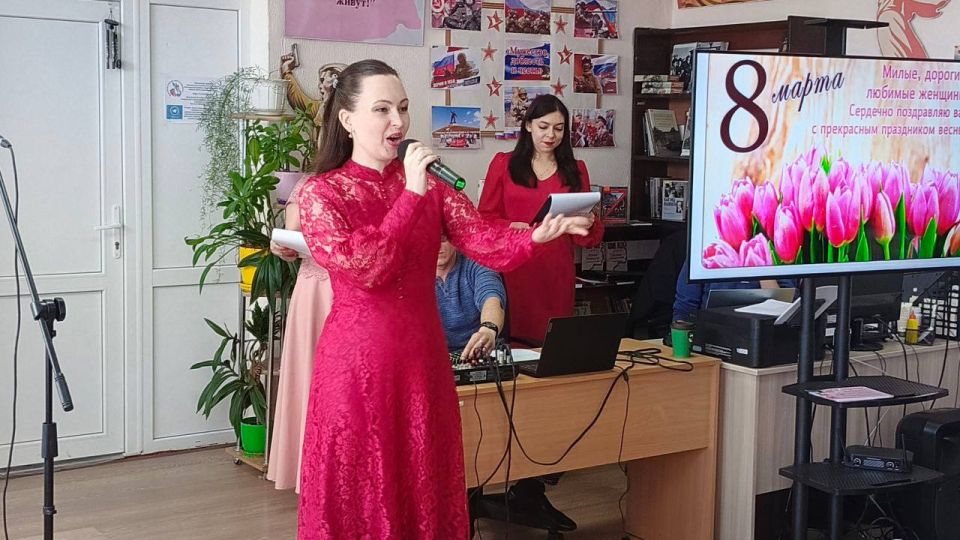 Единороссы Славяносербщины поздравили представительниц разных профессий с предстоящим Международным женским днём Единороссы Славяносербщины поздравили представительниц разных профессий с предстоящим Международным женским днём